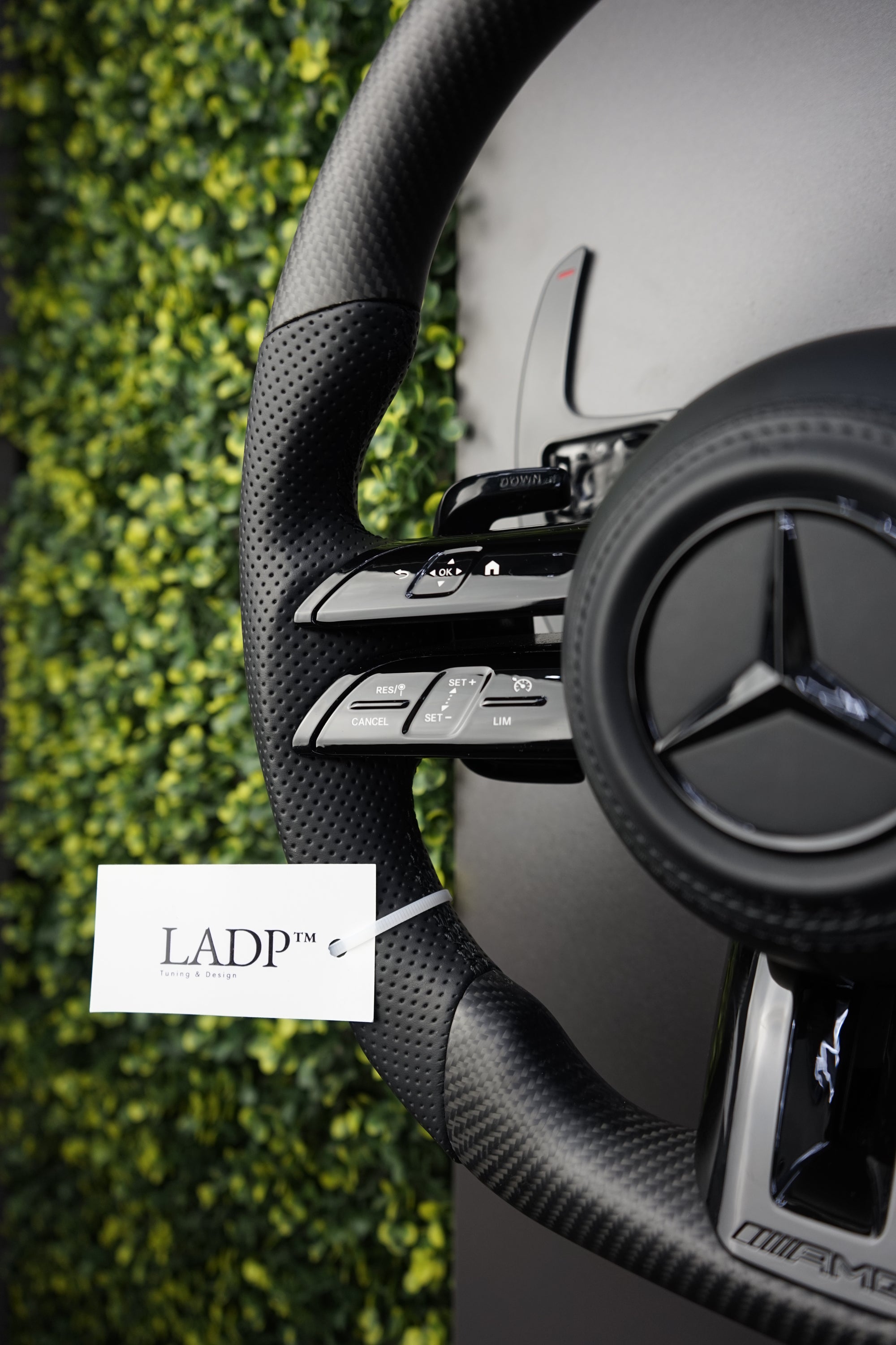 Mercedes AMG Lenkrad Facelift Matt Carbon mit schwarzen Anbauteilen – LADP Upgrade Paket