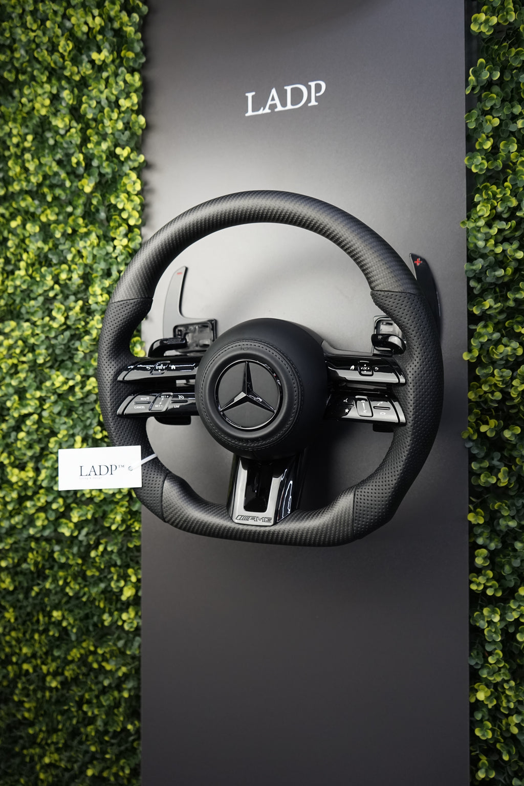 Mercedes AMG Lenkrad Facelift Matt Carbon mit schwarzen Anbauteilen – LADP Upgrade Paket