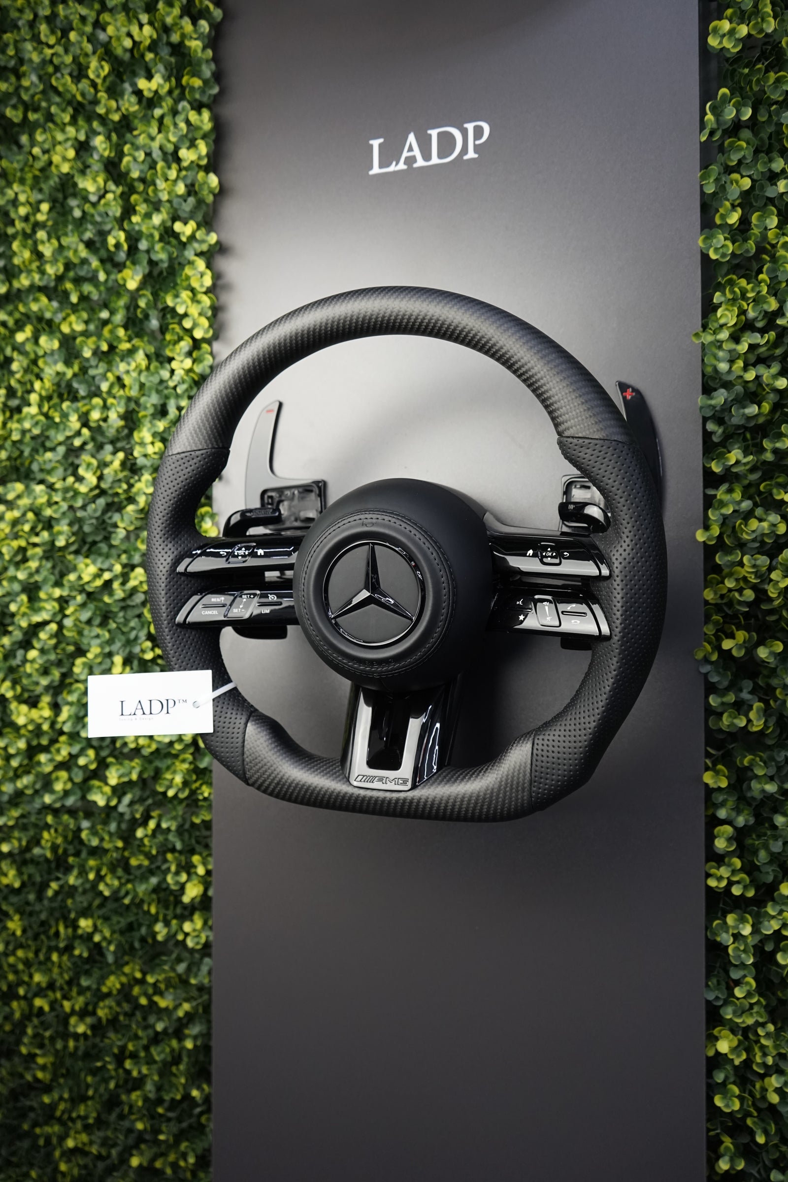 Mercedes AMG Lenkrad Facelift Matt Carbon mit schwarzen Anbauteilen – LADP Upgrade Paket