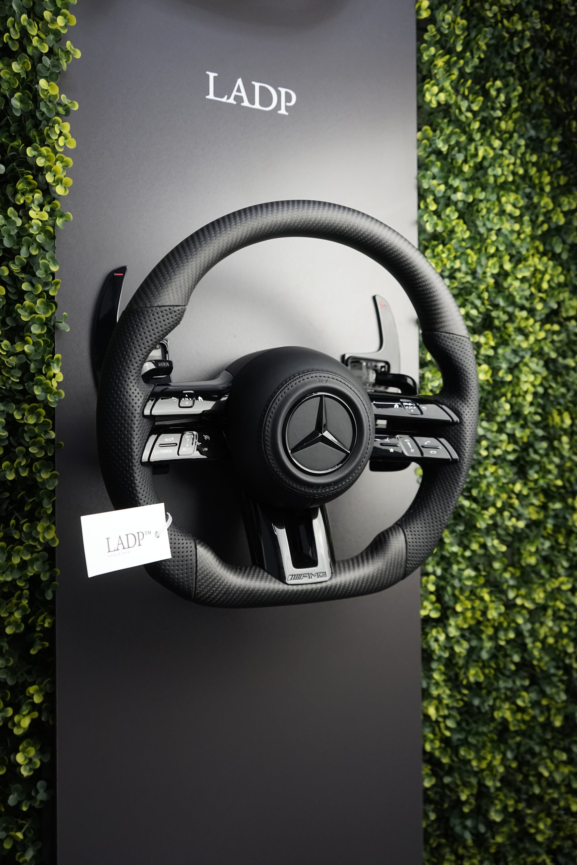 Mercedes AMG Lenkrad Facelift Matt Carbon mit schwarzen Anbauteilen – LADP Upgrade Paket