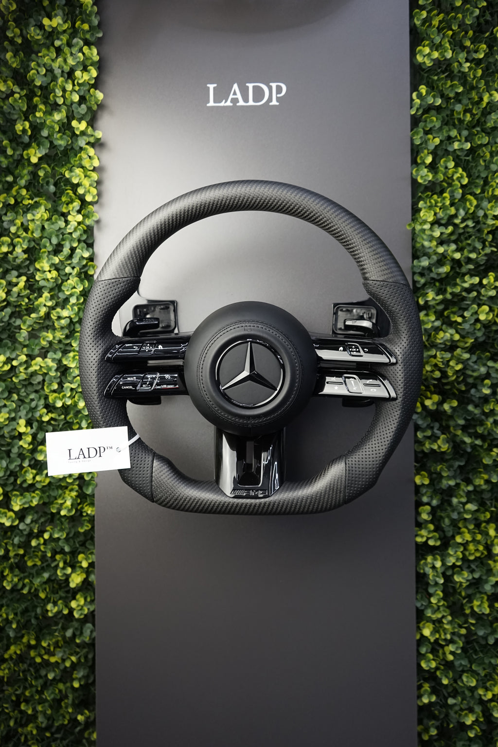 Mercedes AMG Lenkrad Facelift Matt Carbon mit schwarzen Anbauteilen – LADP Upgrade Paket
