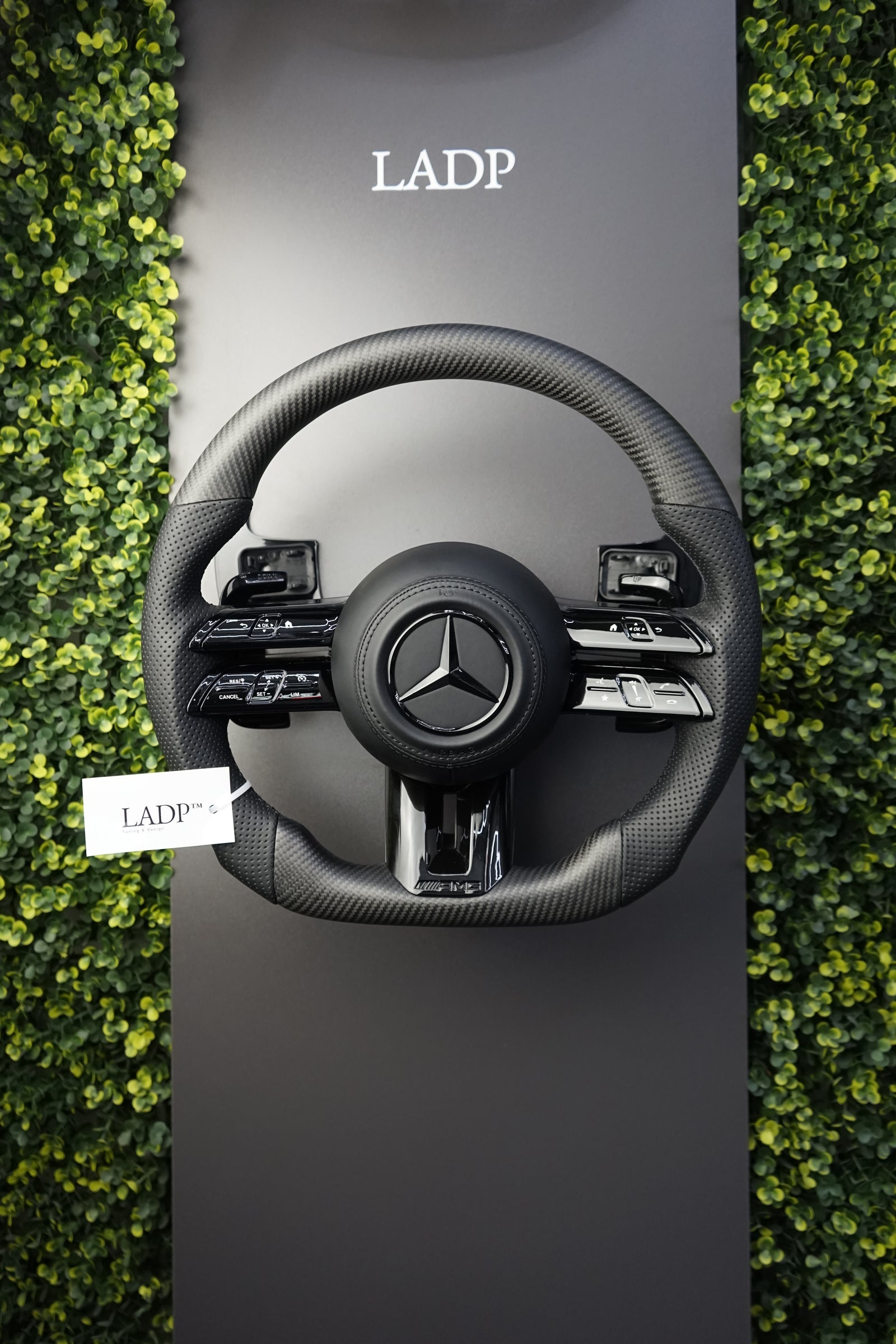 Mercedes AMG Lenkrad Facelift Matt Carbon mit schwarzen Anbauteilen – LADP Upgrade Paket
