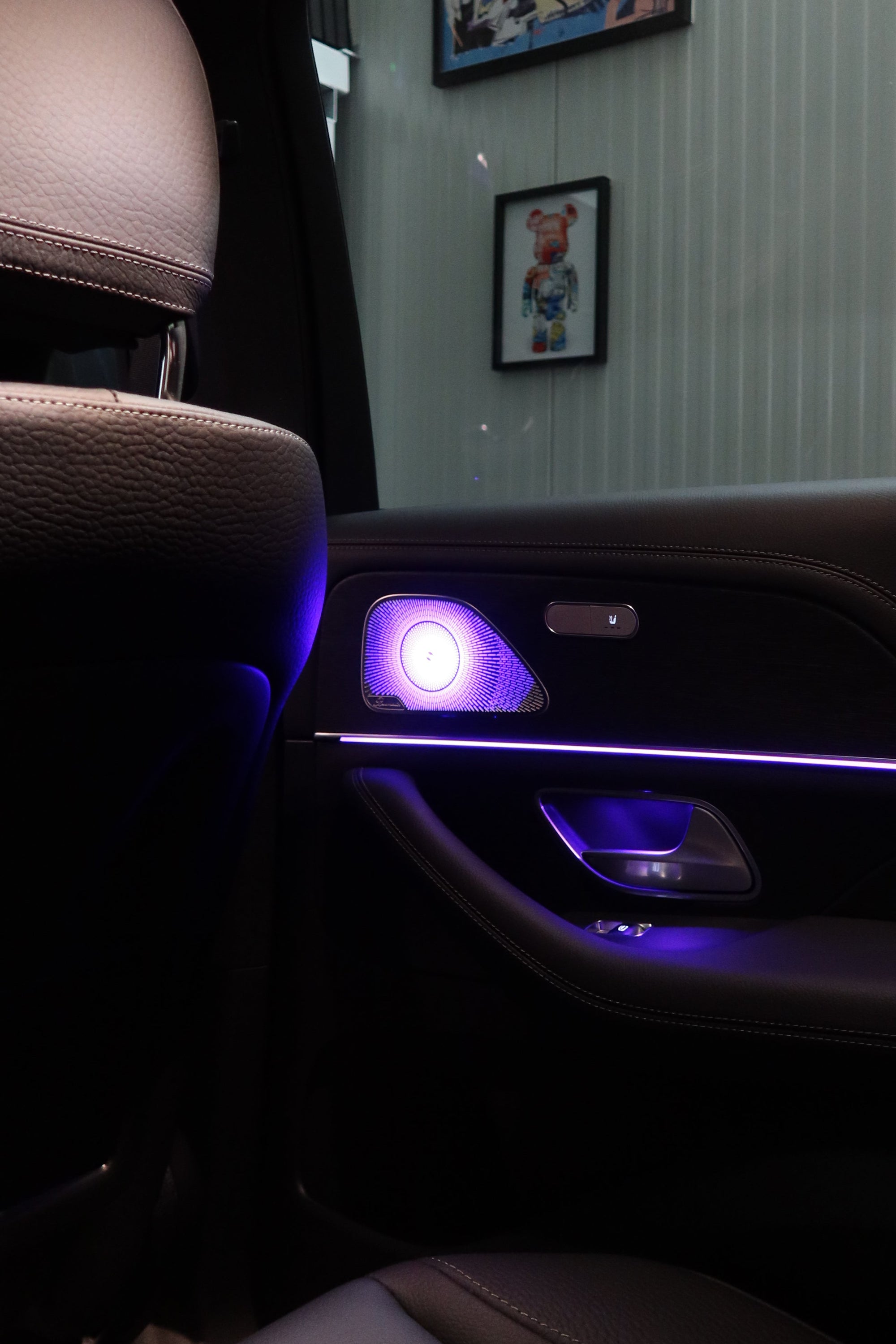 W167 GLE/GLS Ambient Lighting Upgrade – Illuminated Burmester Speakers by LADP