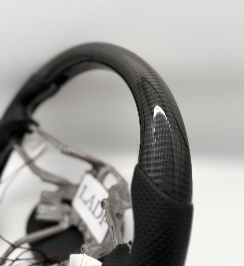 Exklusive Carbon-Lenkradschale für Porsche – mit Schaltwippen