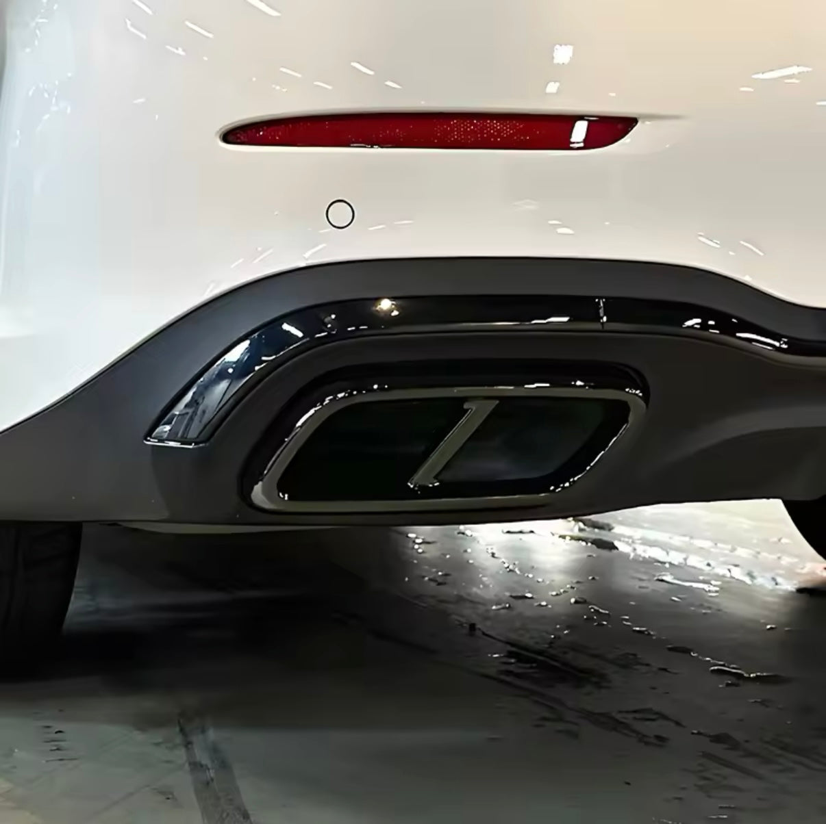 Schwarze Hochglanz-Auspuffblenden für Mercedes-Benz C-Klasse W206 (2021–2023) – Ersatz für Chromblenden