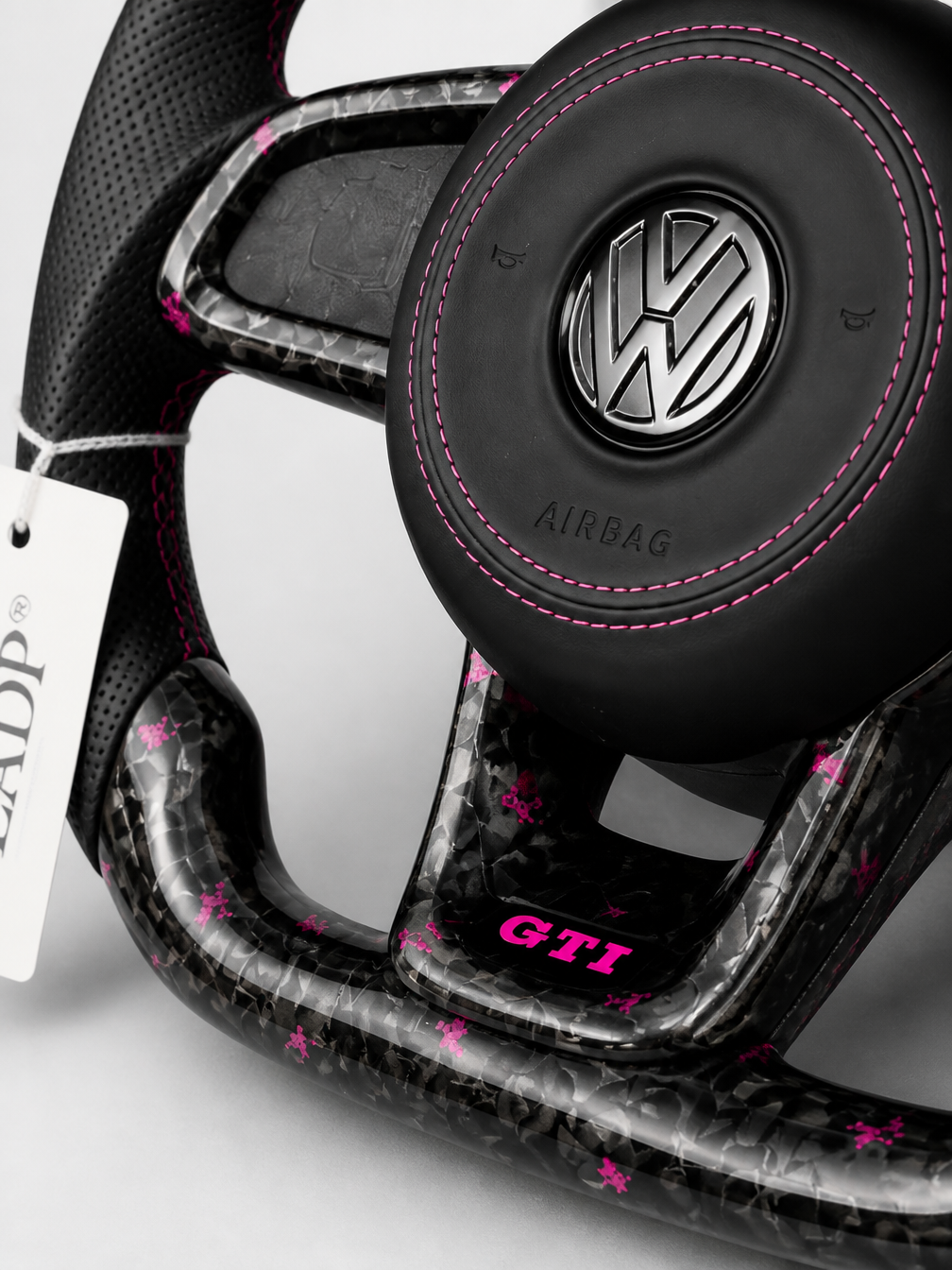 Volkswagen GTI Carbon Lenkrad mit Pink Sakura Design | Exklusives Custom Lenkrad